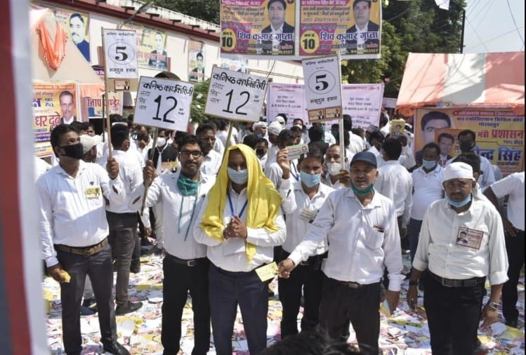 तस्वीरेंगोरखपुर में बार एसोसिएशन का चुनाव संपन्न, जानिए कब आएगा इसका