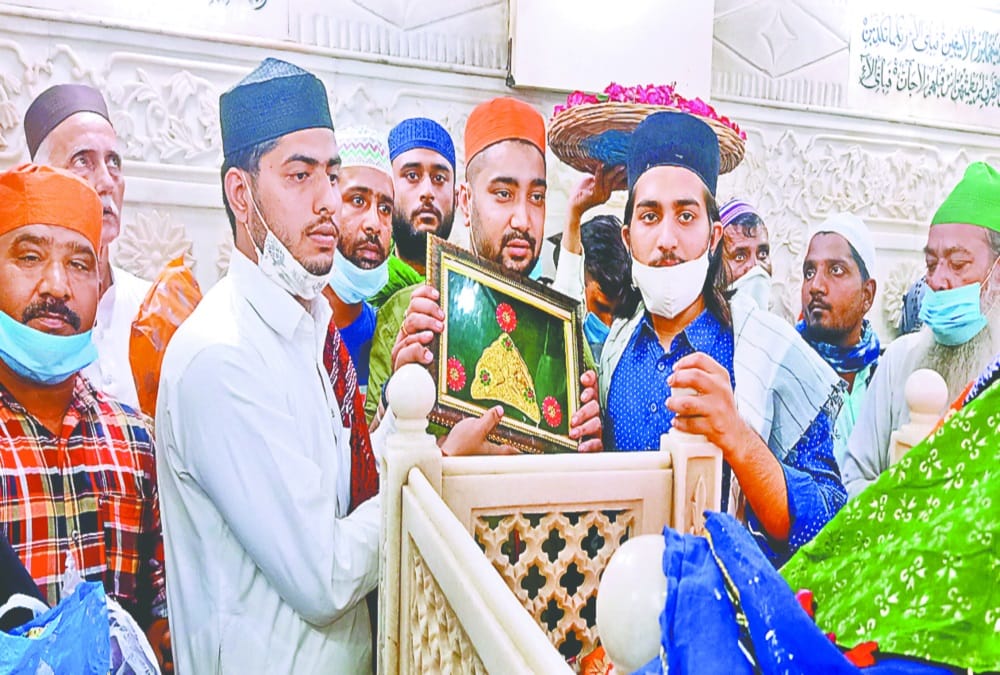 Roorkee: Punjab Zirin Donate five Weighed gold crown in Piran Kaliyar Dargah