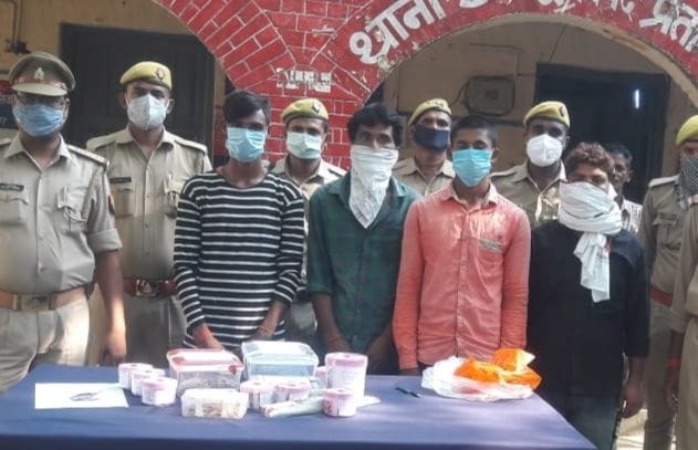Four crooks arrested with stolen jewelery worth 20 lakhs