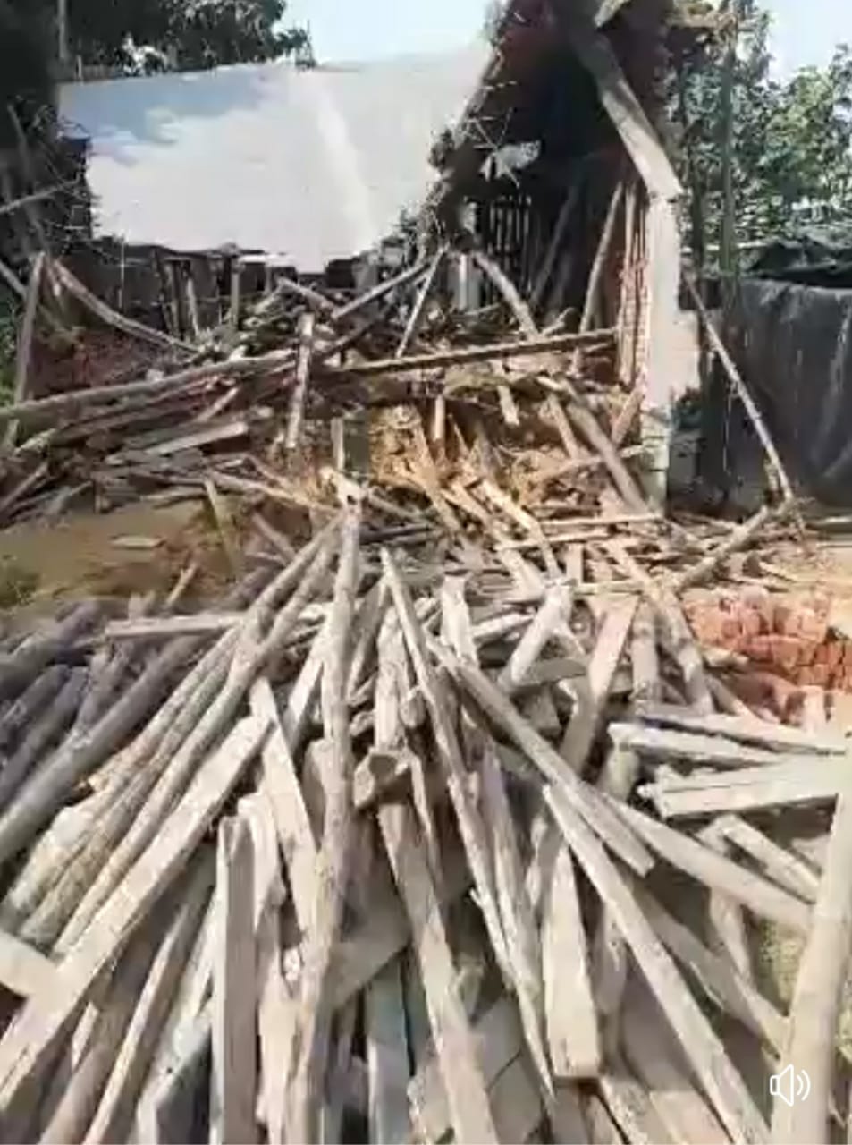 The house built on the land of the gram panchayat collapsed