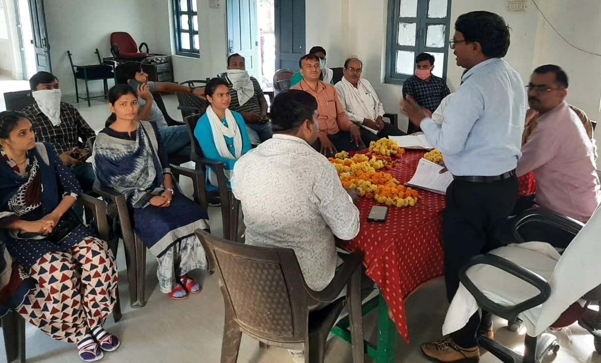 beedeeo auair panchaayat adhikaaree aae aamane-saamane