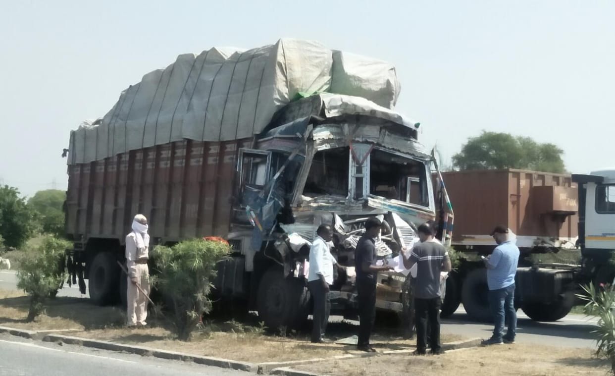 haadase mein trak kee kebin mein phanse chaalak aur kleenar