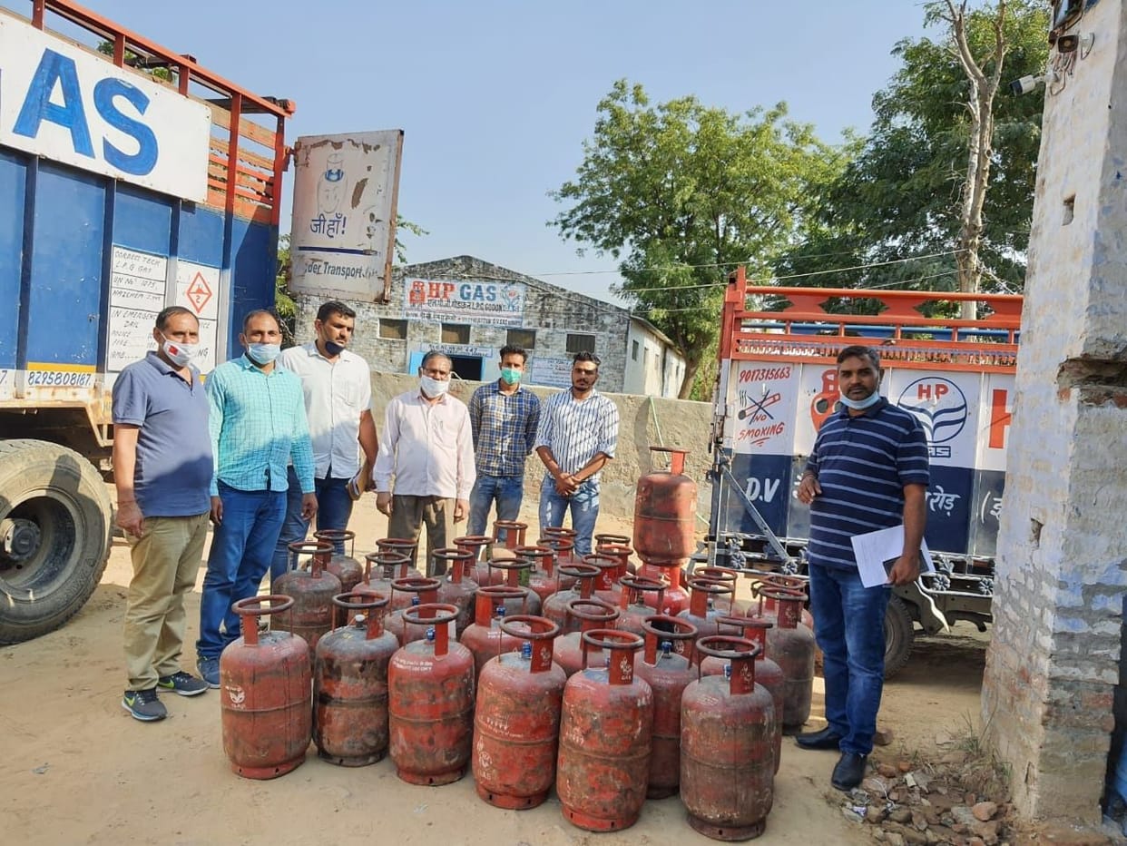 32 domestic cylinders caught from 11 places including shop, hotel, chicken corner, dhabas