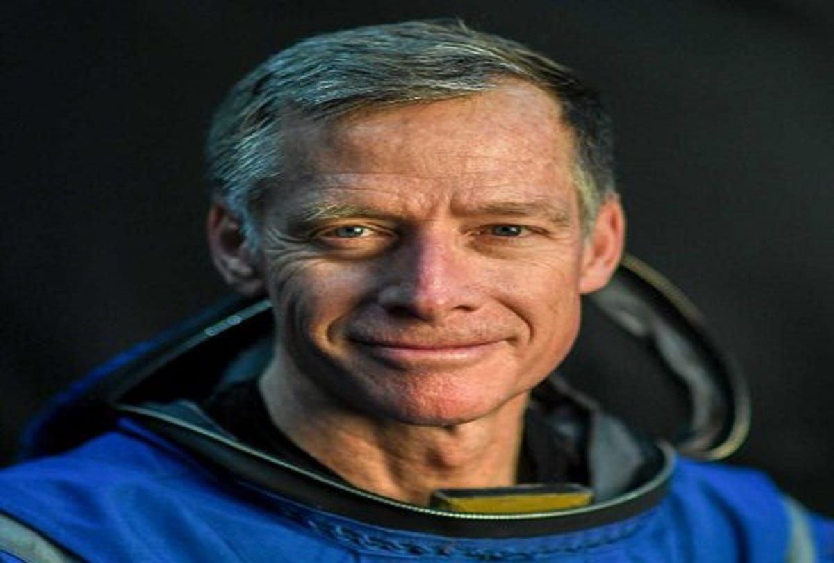 an astronaut cancel his space travel for his daughter so that he can attend his daughters marriage