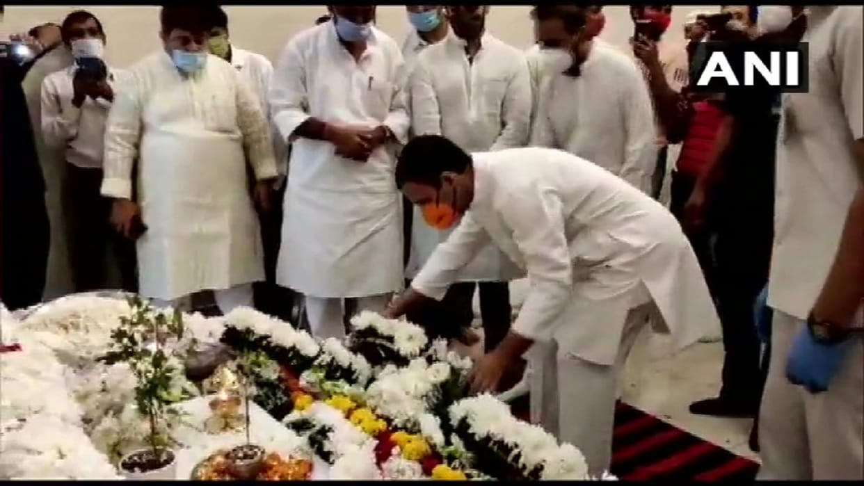 Congress leader Rahul Gandhi pays last respects to Union Minister and LJP leader Ram Vilas Paswan said Paswan protected the rights of the poor and the weak Manmohan singh said Paswan was a big Dalit and socialist leader and a skilled administrator