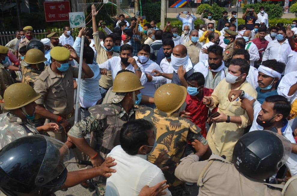 Protest in Varanasi due to non release of Congress leaders even after bail case against 15