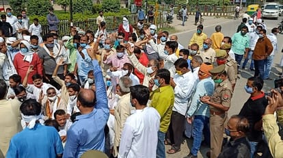 Protest in Varanasi due to non release of Congress leaders even after bail case against 15