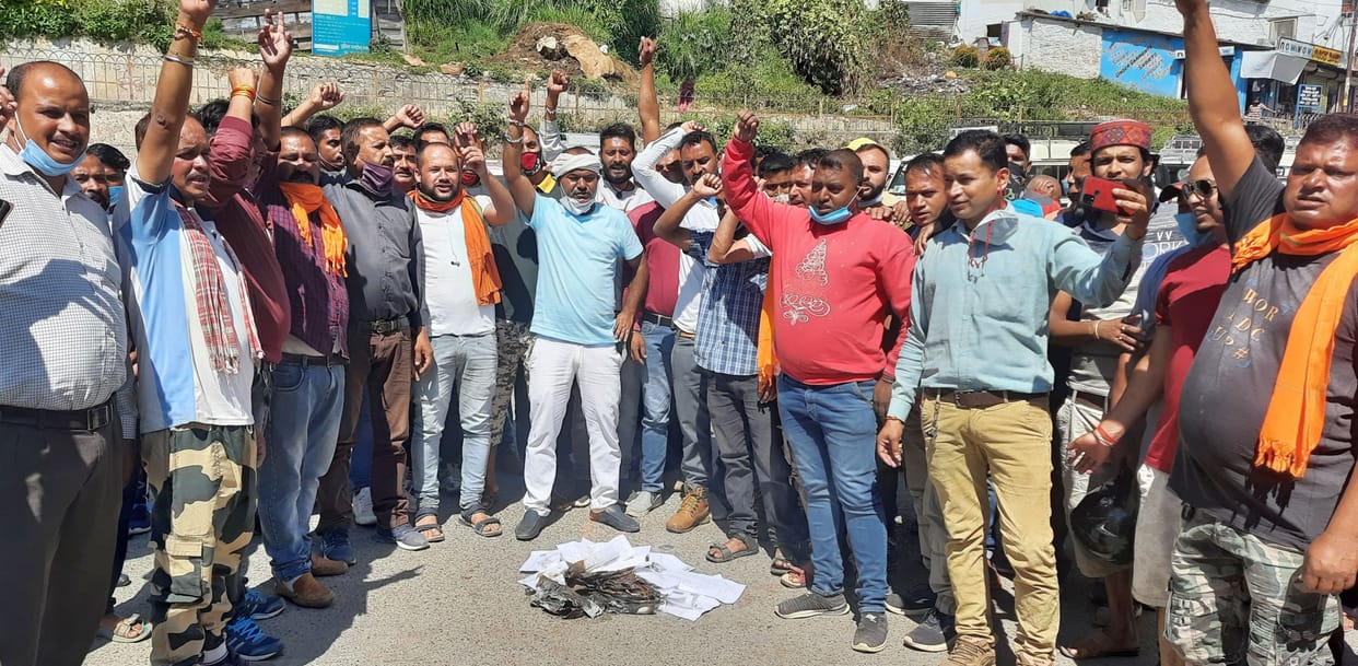 Taxi drivers burn copies of papers of vehicles