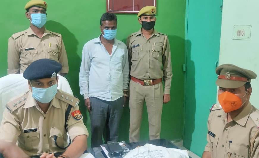kuthaund pulis ke hatthe chadhe gaanja aur pashu taskar