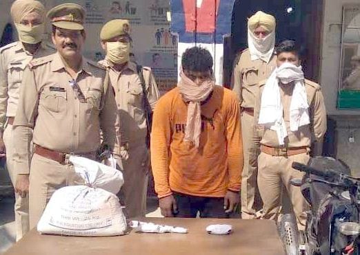 25 thousand prize crook arrested in an encounter