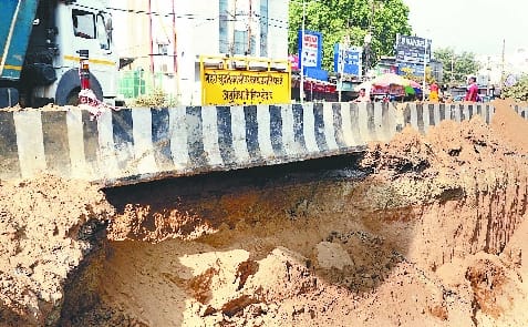 Thirty feet long dividers moved by indiscriminate digging