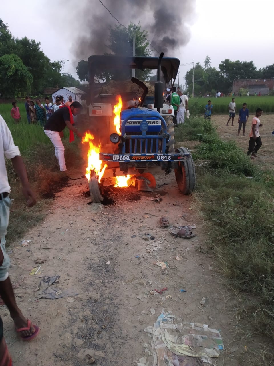 Child dies by tractor in Ghazipur villagers fire in two tractors