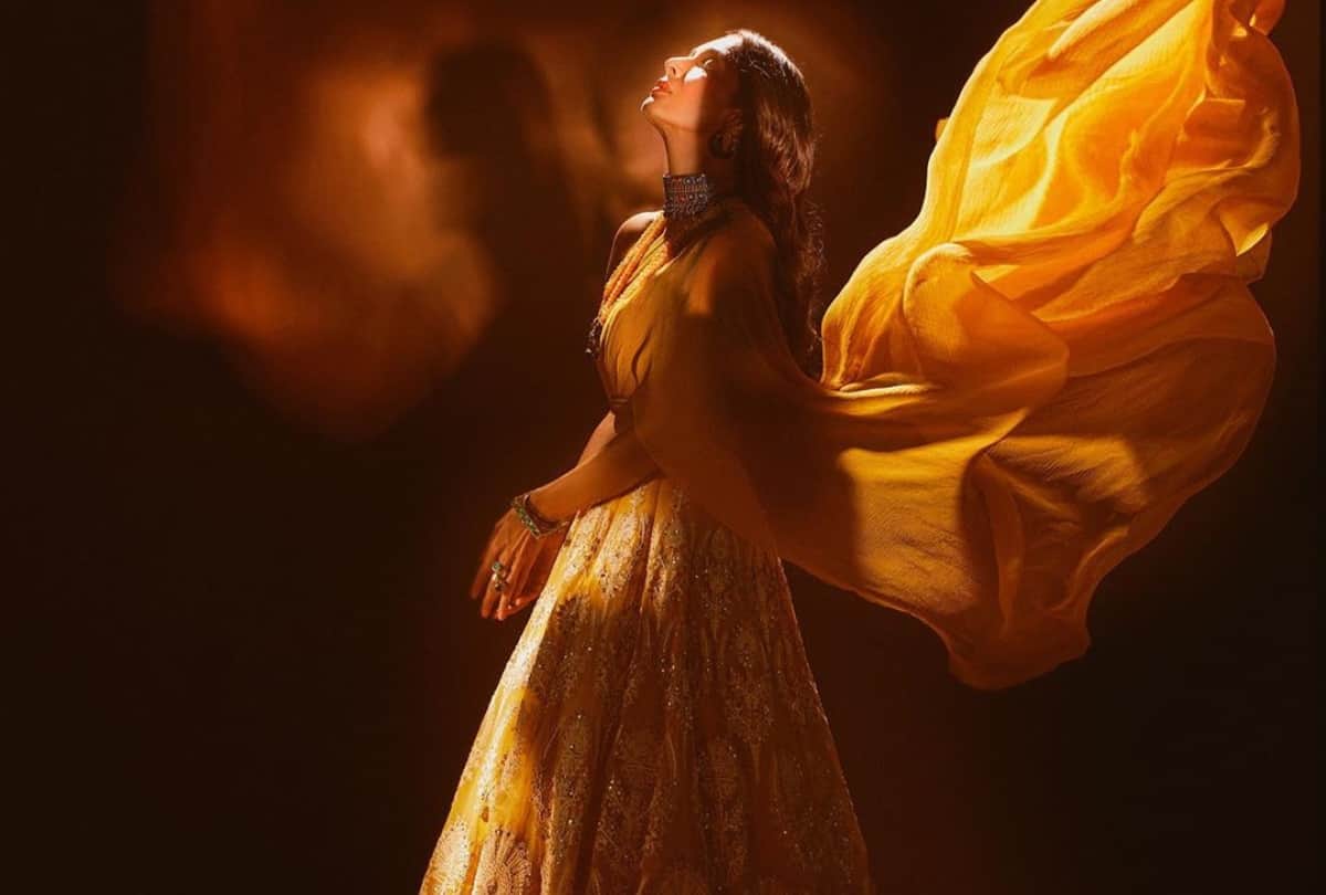 malaika arora latest hot stylish glamorous images wallpaper photo in yellow lehenga