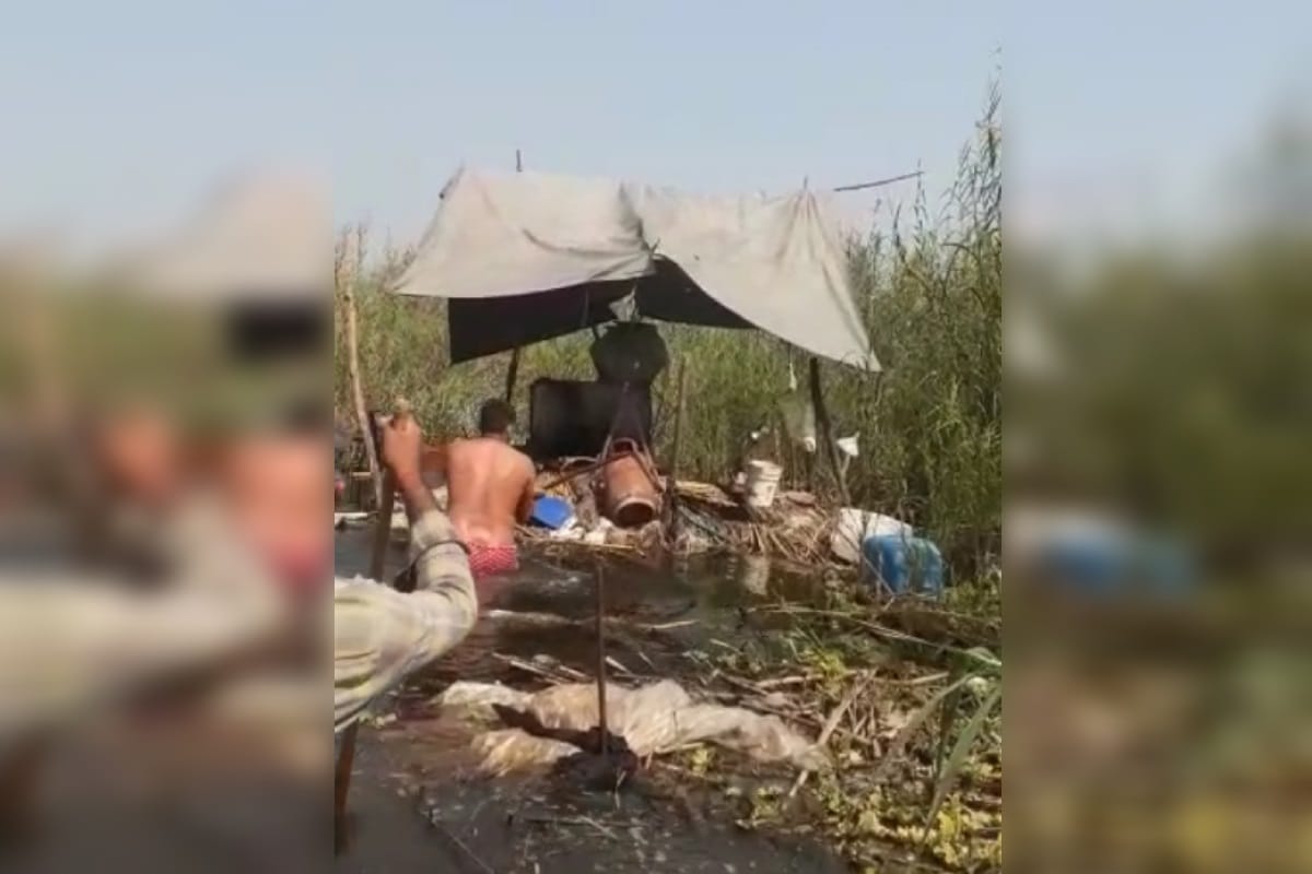 Meerut News: Police recovered six thousand liters, broken furnaces