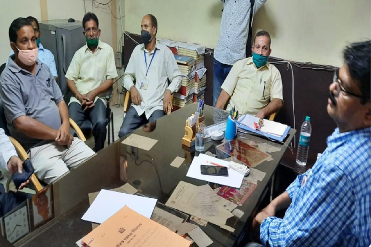 There was a fight between the municipal employees in nagar nigam office at Meerut