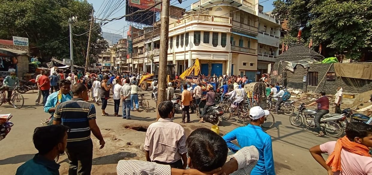 nagar nigam run campaign against illegal construction at road side