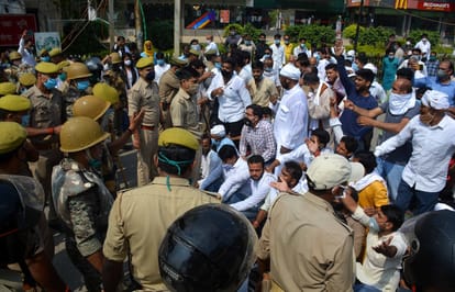 Protest in Varanasi due to non release of Congress leaders even after bail case against 15