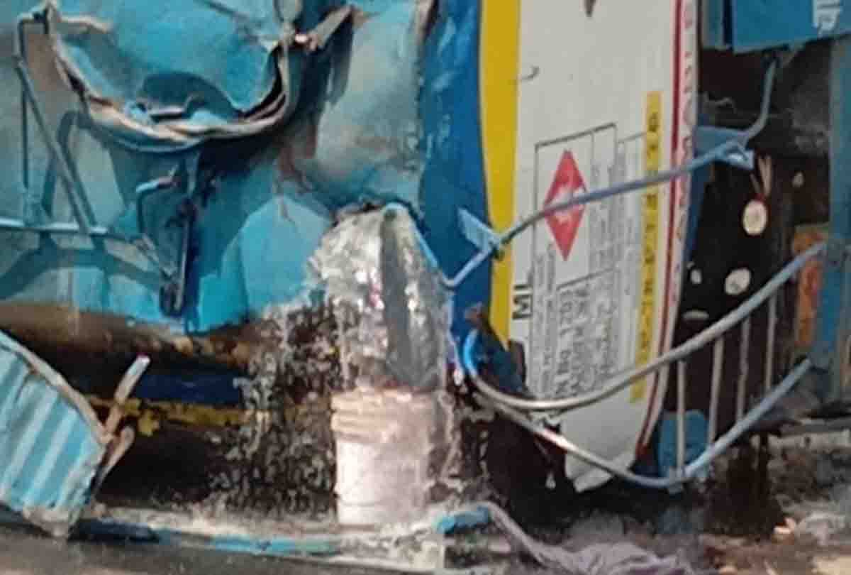 UP: Petrol tanker overturned after truck collision in Kanpur, people looted petrol