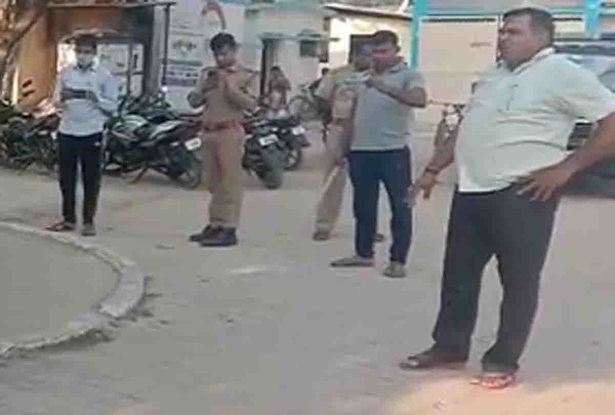 man brutally killed his wife seeing with lover in offensive condition