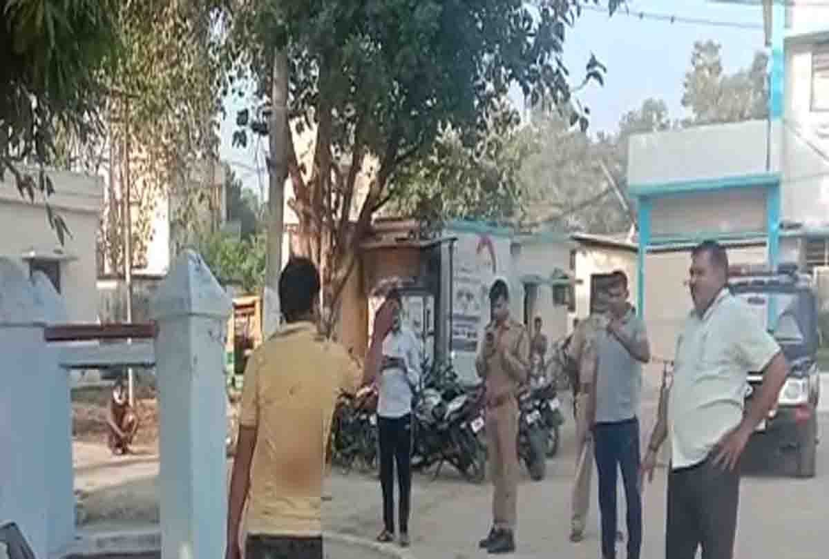 A severed head in one hand, a eunuch reached the police station with a furs in the other