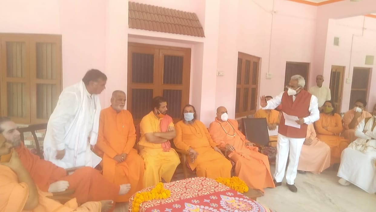 haridwar news: cabinet minister madan kaushik and congress leader verbal fight in saint meeting