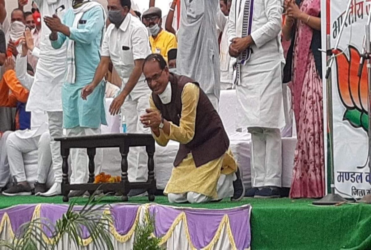 Madhya pradesh by election 2020, MP CM Shivraj singh chauhan bows down to people during a rally in Mandsaur as a mark of gratitude towards them
