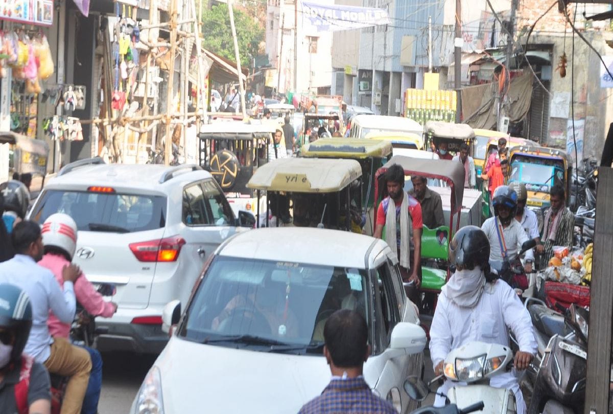 heavy traffic jam on Panchkuian Kothi Meena Bazaar road in agra