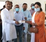 गूलरभोज में सहायता राशि के चेक देते कैबिनेट मंत्री अरविंद पांडेय।
