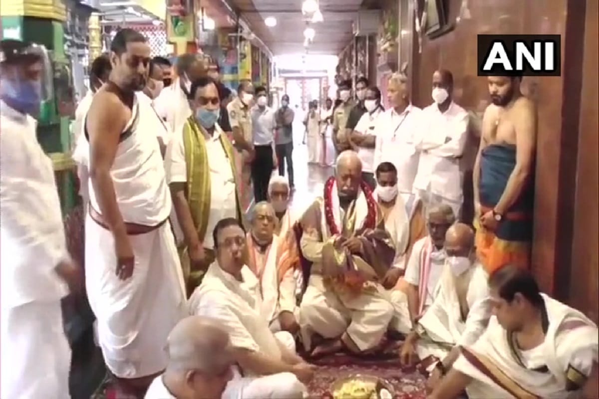 Andhra Pradesh: RSS chief Mohan Bhagwat worships Mother Durga temple in Vijayawada