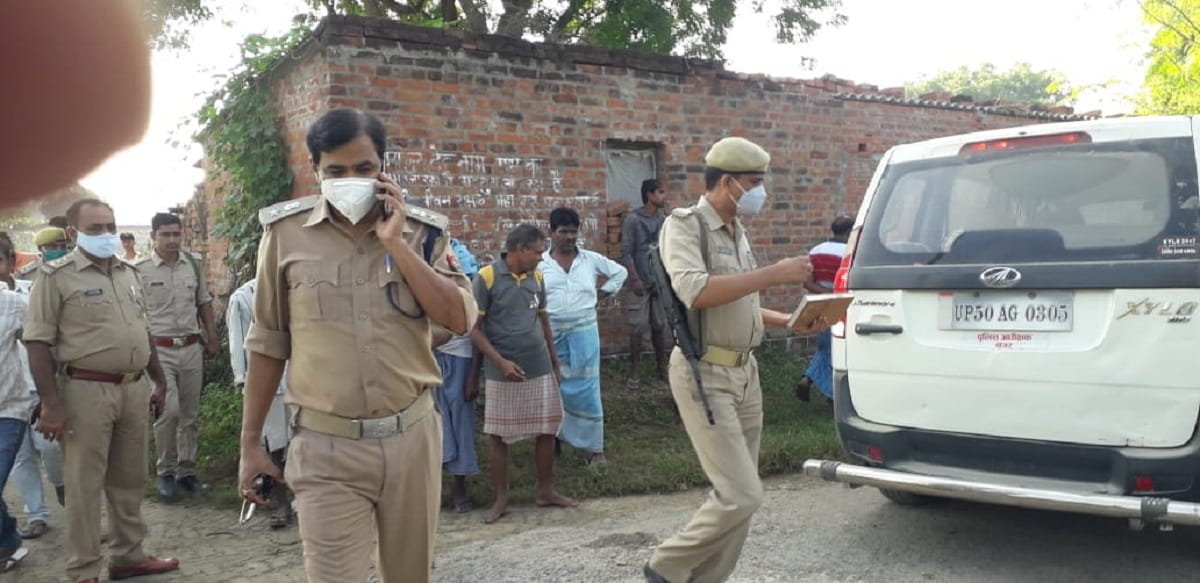 Psychiatric teenager killed elderly couple with brick died on the spot in azamgarh