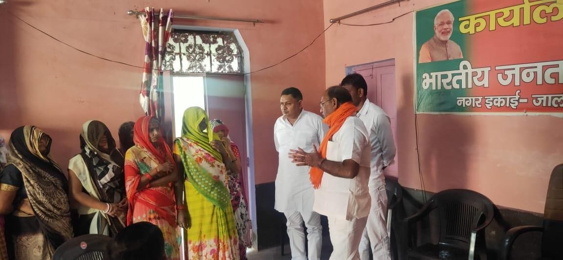 peyajal sankat par mahilaon ne vidhaayak ko ghera