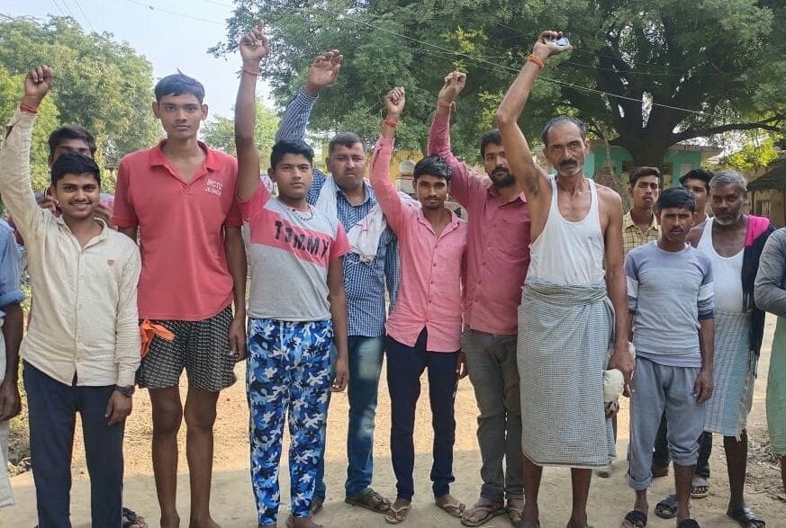 pakkee sadak na banane par graameenon ne kee naarebaajee