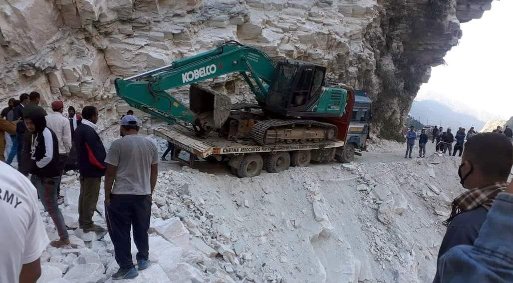 Badrinath highway closed for 10 hours due to Trola getting stuck in Helang