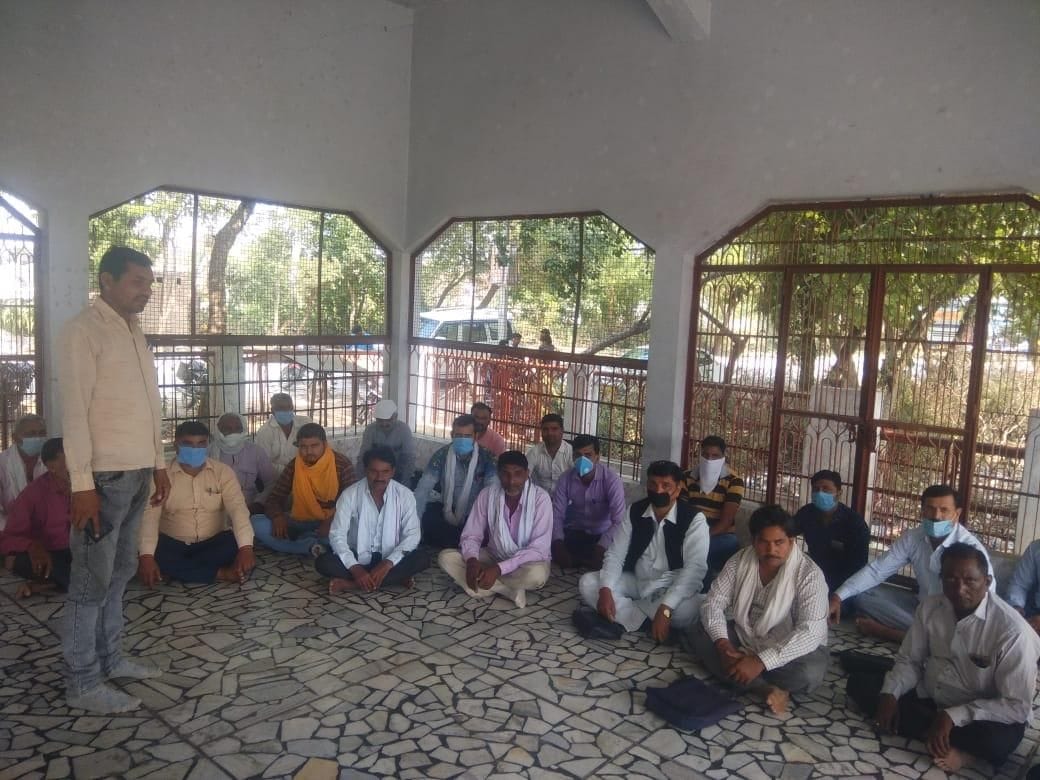 sahakaaree samiti ke karmachaariyon ko vetan ke laale