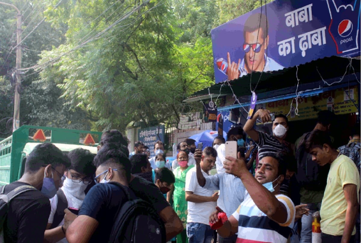 Baba Ka Dhaba Delhi News: huge number of customers gather on shop to have Paratha and Matar paneer