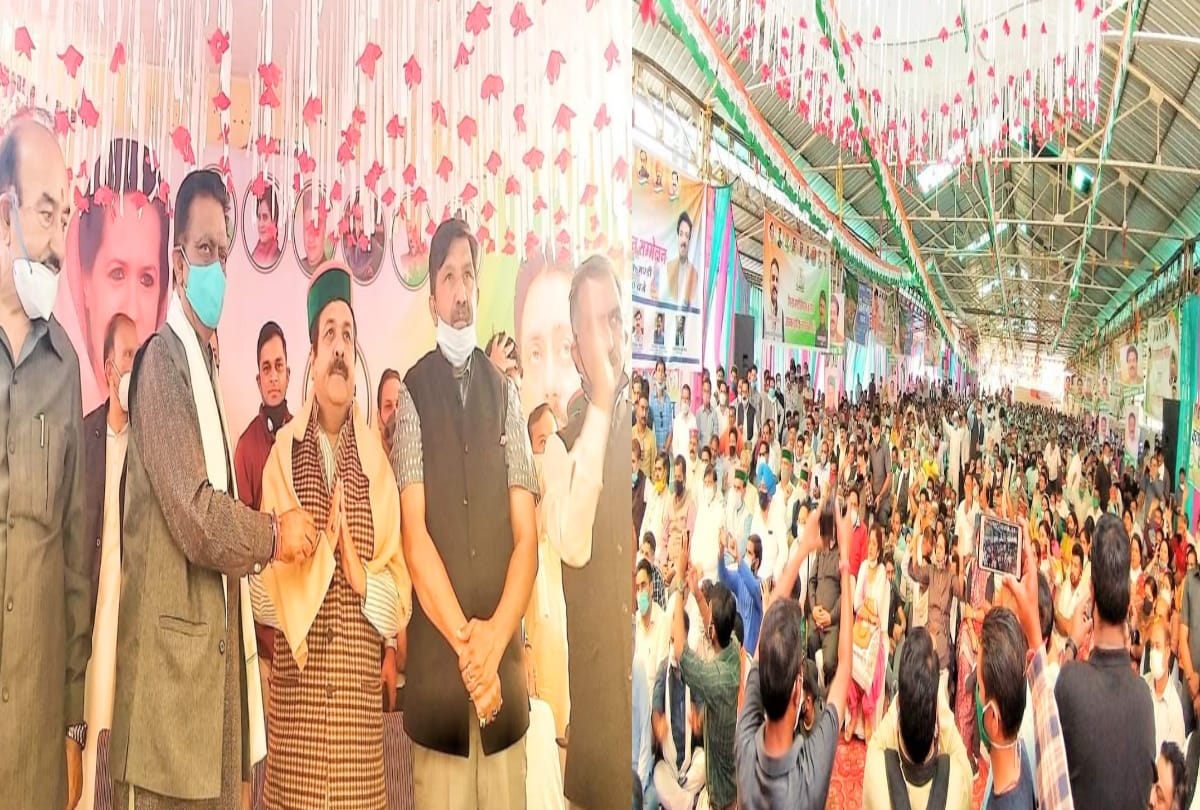 workers Shouting slogans on the stage in front of Congress in-charge Rajiv Shukla