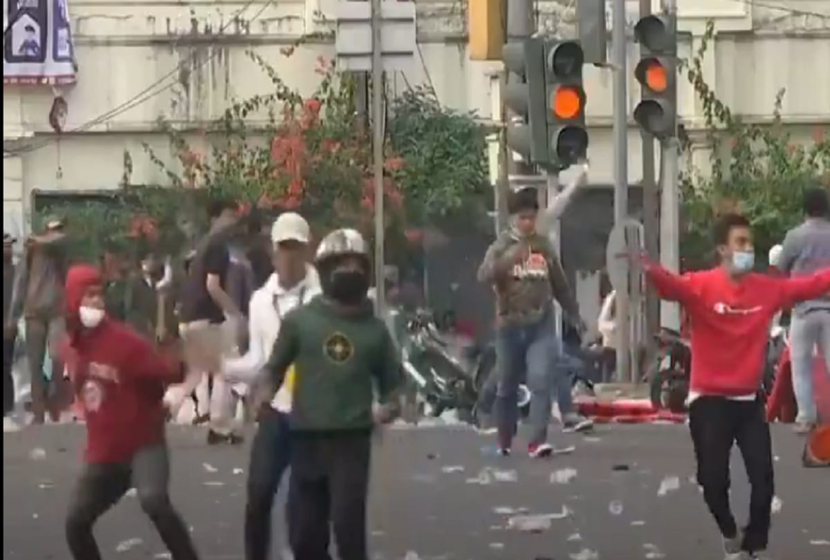 Protests against labor law in Indonesia and police arrest protesters