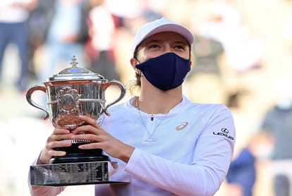 iga swiatek close to becoming French Open champion third time will face Muchova in womens final
