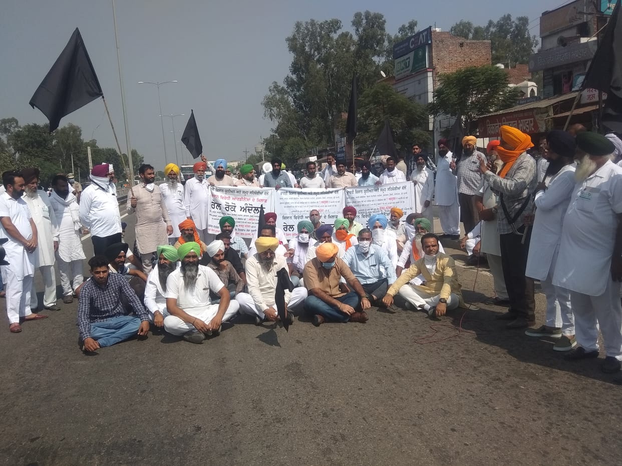 Two hours highway jam against new agricultural laws
