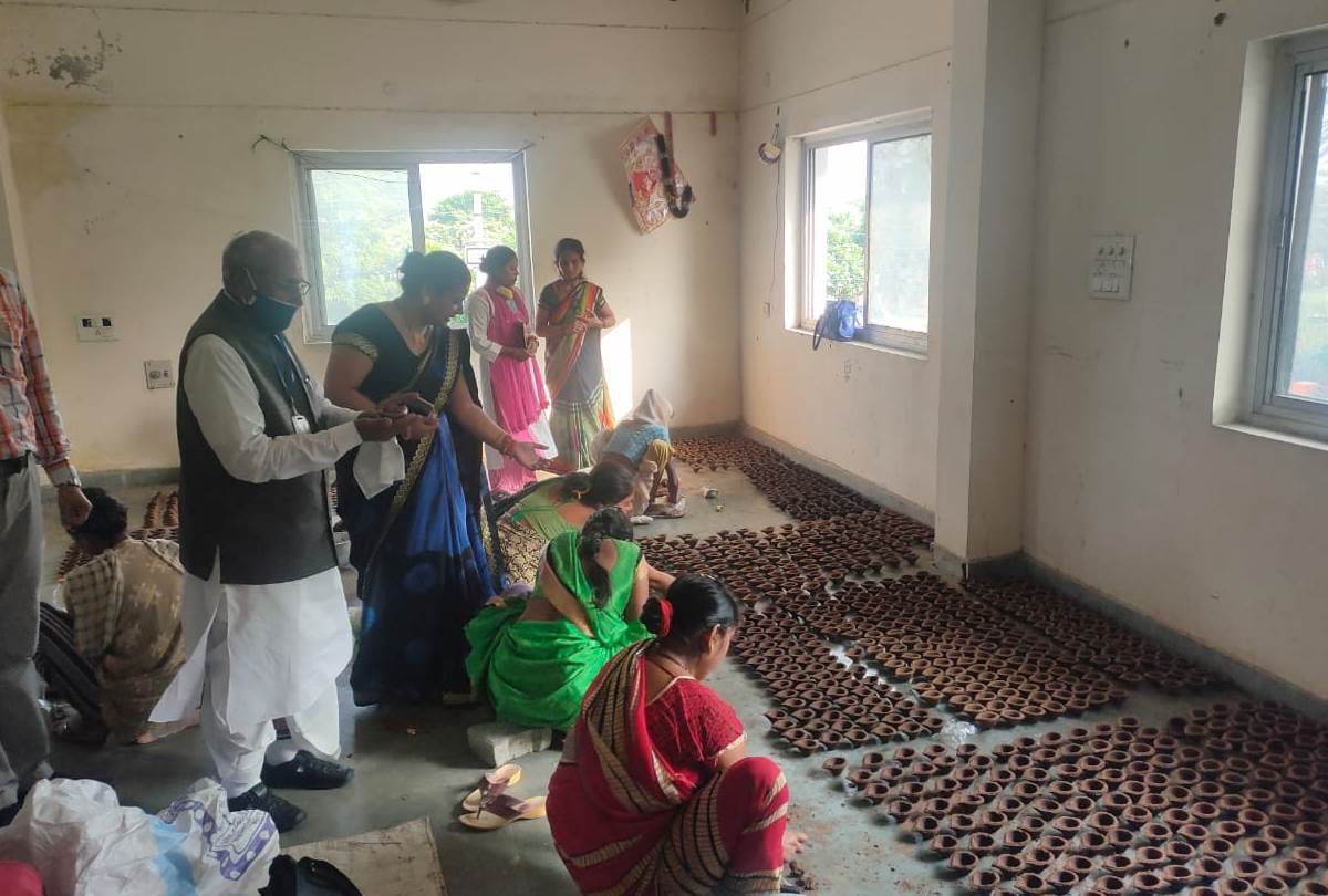 15000 deepak prepared from cow dung in lucknow