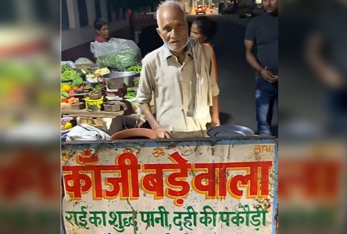 baba ka dhaba 90 year old man selling kaanji bada in agra