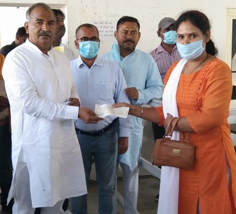 Cabinet minister gives checks to working women in Gularbhoj