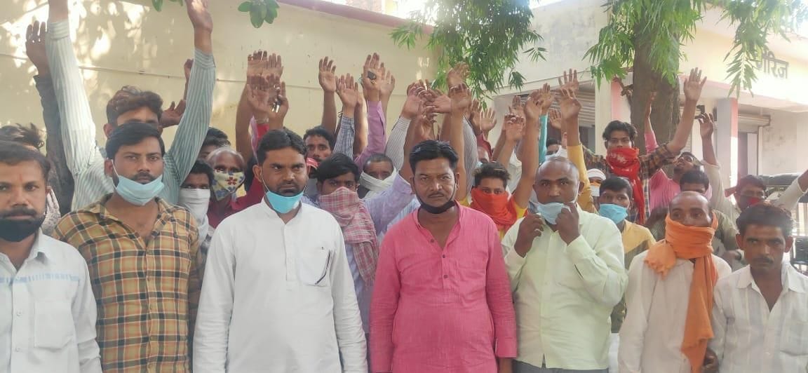 bhaajapaiyon, sapaiyon ke saath ee-riksha chaalakon ne kiya pradarshan