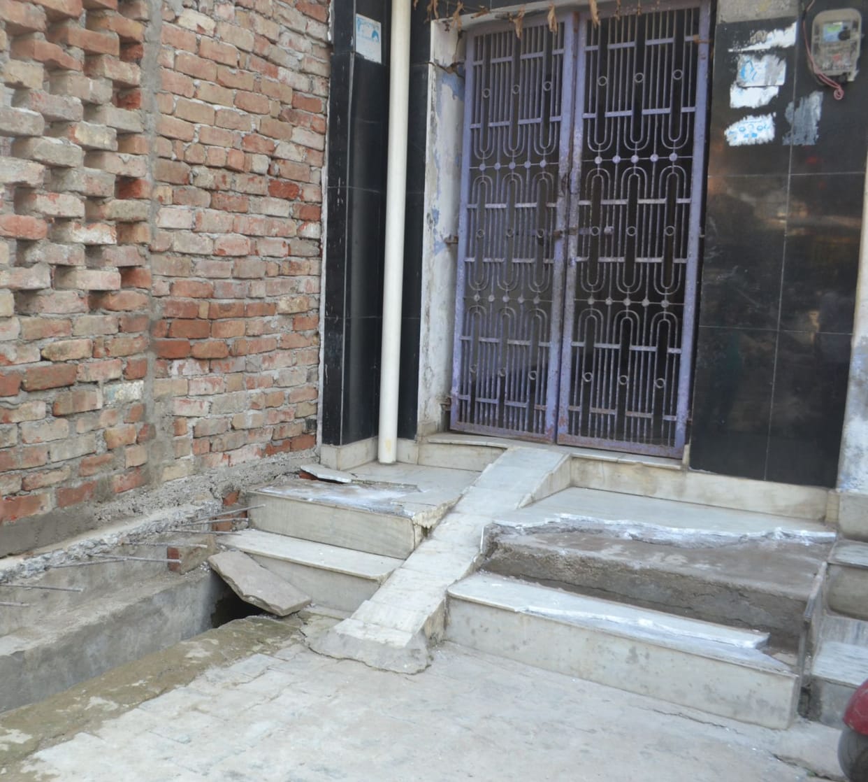 Municipality breaks down illegal construction