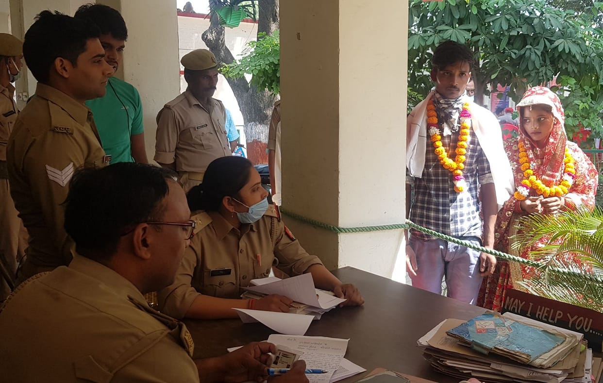 Lover couple reached Kotwali after getting married in temple