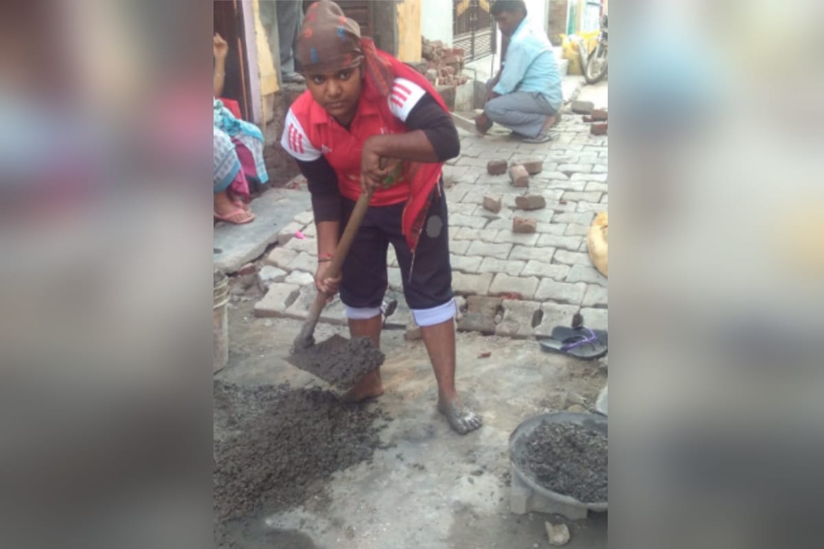 Manisha Gagat Meerut News in Hindi: Archer Manisha Gagat are working as a laborer for buy a bow