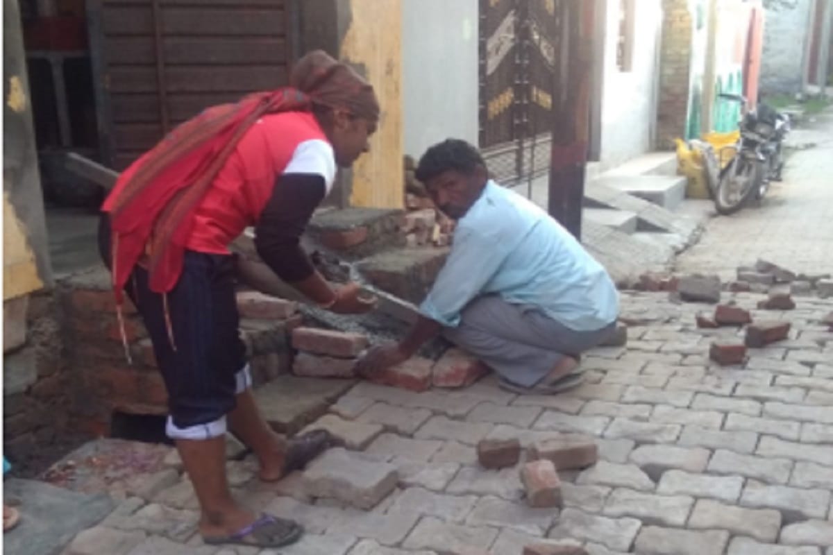 Manisha Gagat Meerut News in Hindi: Archer Manisha Gagat are working as a laborer for buy a bow