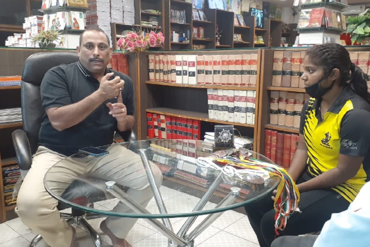 Manisha Gagat Meerut News in Hindi: Archer Manisha Gagat are working as a laborer for buy a bow