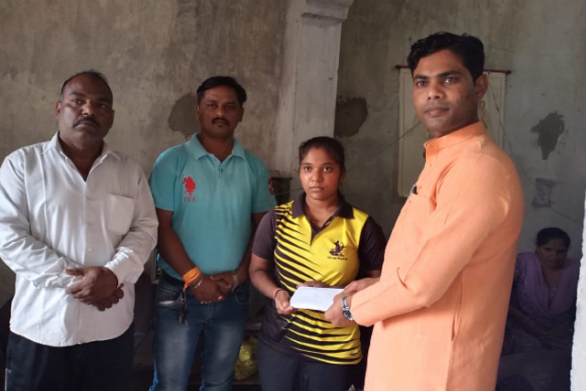 Manisha Gagat Meerut News in Hindi: Archer Manisha Gagat are working as a laborer for buy a bow