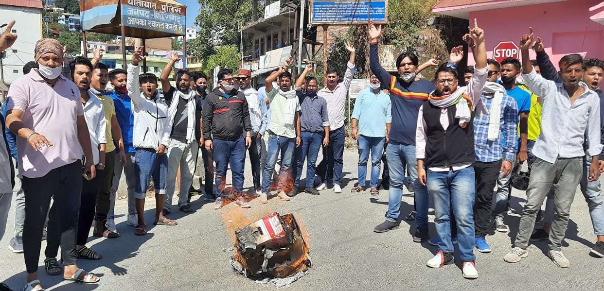 Congress workers burnt effigy of Jal Nigam